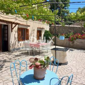 VELI LOŠINJ - Vrhunska prilika!! Kamena kuća s dva stana i pogledom na more
