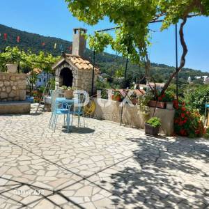 VELI LOŠINJ - Vrhunska prilika!! Kamena kuća s dva stana i pogledom na more
