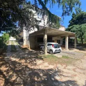 Velika samostojeća kuća. Pula. Veli vrh.