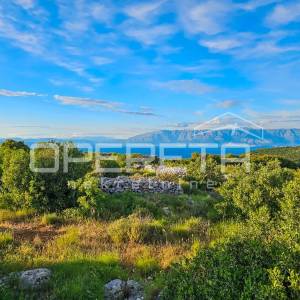 Veliko poljoprivredno imanje na vrhu Hvara s panoramskim pogledom