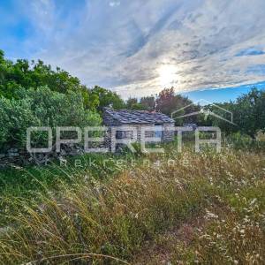 Veliko poljoprivredno imanje na vrhu Hvara s panoramskim pogledom