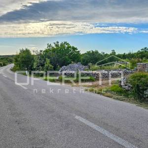 Veliko poljoprivredno imanje na vrhu Hvara s panoramskim pogledom