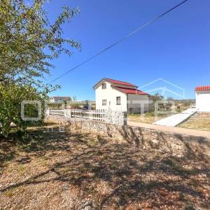 Vikendica sa 404 m² zemljišta u mirnom dijelu Zatona
