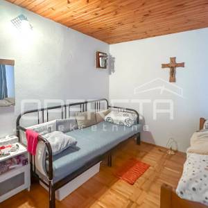 Vikendica sa 404 m² zemljišta u mirnom dijelu Zatona