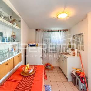 Vikendica sa 404 m² zemljišta u mirnom dijelu Zatona