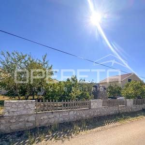 Vikendica sa 404 m² zemljišta u mirnom dijelu Zatona