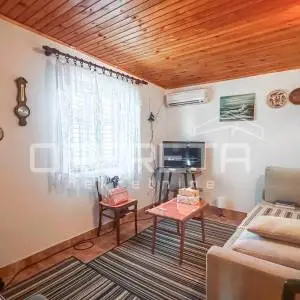 Vikendica sa 404 m² zemljišta u mirnom dijelu Zatona
