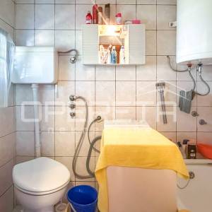 Vikendica sa 404 m² zemljišta u mirnom dijelu Zatona