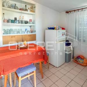 Vikendica sa 404 m² zemljišta u mirnom dijelu Zatona