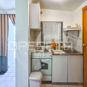 Vikendica sa 404 m² zemljišta u mirnom dijelu Zatona