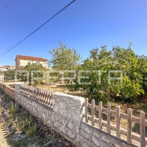 Vikendica sa 404 m² zemljišta u mirnom dijelu Zatona