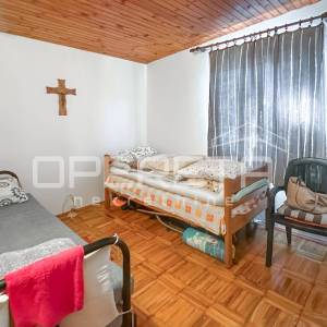 Vikendica sa 404 m² zemljišta u mirnom dijelu Zatona