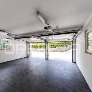 Villa s bazenom i velikim vrtom na Opatijskoj rivijeri – odlična prilika za ulag