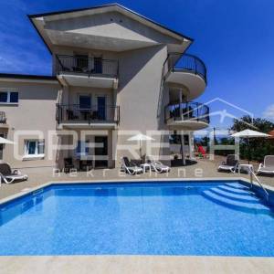 Villa s bazenom i velikim vrtom na Opatijskoj rivijeri – odlična prilika za ulag