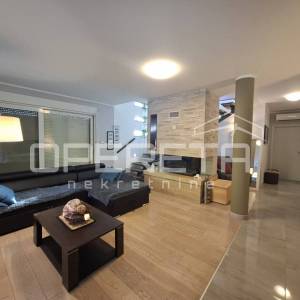 Villa s bazenom, zatvorenim kominom i pogledoma na Split