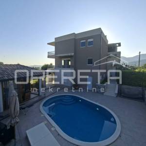 Villa s bazenom, zatvorenim kominom i pogledoma na Split