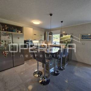 Villa s bazenom, zatvorenim kominom i pogledoma na Split