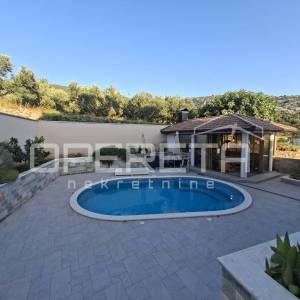 Villa s bazenom, zatvorenim kominom i pogledoma na Split