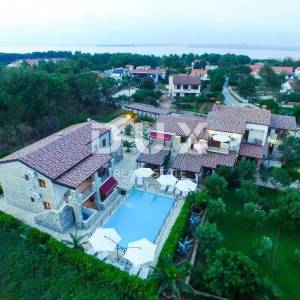 VIR - apartmanska kuća sa bazenom