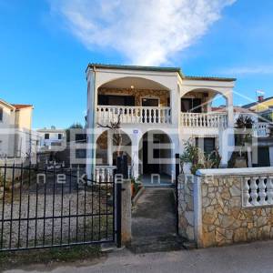 Vir - Kuća s dva apartmana – idealna za odmor ili investiciju