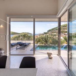 Vis Kut, nova dizajnerska villa s bazenom i pogledom na more