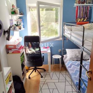 VIŠKOVO - dvosoban stan s lijepom okućnicom