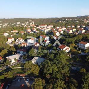 VIŠKOVO- građevinsko zemljište 810m2 za poslovno- stambenu ili stambenu zgradu- stanove/ obiteljsku kuću 