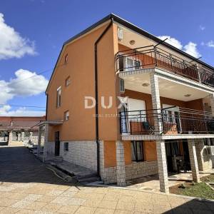 VIŠKOVO - Kuća s 3 stana, dvije garaže, podrumom, okućnicom i parkingom