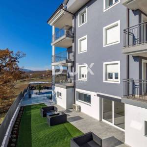 VIŠKOVO, MARČELJI- exluzivni dvoetažni stan 144m2 s korištenjem bazena - pogled na more