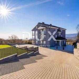 VIŠKOVO, MARČELJI- exluzivni dvoetažni stan 144m2 s korištenjem bazena - pogled na more
