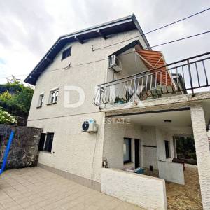 VIŠKOVO - Samostojeća kuća, dva stana, garaža, okućnica!