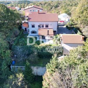 VIŠKOVO, SARŠONI- prekrasna kuća 320m2 s uređenom okućnicom 900m2 + pomoćni objekt + garaža