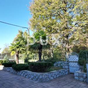 VIŠKOVO, SARŠONI- prekrasna kuća 320m2 s uređenom okućnicom 900m2 + pomoćni objekt + garaža