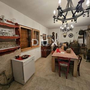 VIŠKOVO, SARŠONI- prekrasna kuća 320m2 s uređenom okućnicom 900m2 + pomoćni objekt + garaža