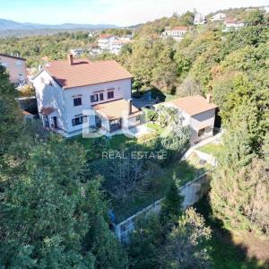 VIŠKOVO, SARŠONI- prekrasna kuća 320m2 s uređenom okućnicom 900m2 + pomoćni objekt + garaža