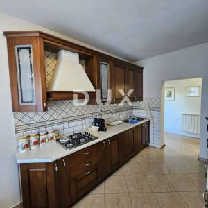 VIŠKOVO, SARŠONI- prekrasna kuća 320m2 s uređenom okućnicom 900m2 + pomoćni objekt + garaža