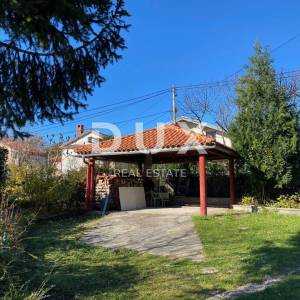 VIŠKOVO, SARŠONI - SAMOSTOJEĆA KUĆA S OKUĆNICOM I GARAŽOM!!! PRILIKA!!!