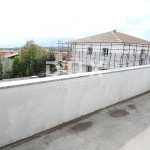 VIŠKOVO- stan u novogradnjii 87m2, DB+3S, 2.kat s pogledom na more 