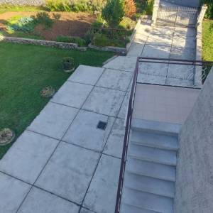 VIŠKOVO- veliko gospodarsko imanje, tri stambene jedinice, poslovni prostor, gospodarske zgrade, vinski podrum, velika okućnica...