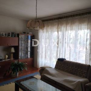 VIŠKOVO- veliko gospodarsko imanje, tri stambene jedinice, poslovni prostor, gospodarske zgrade, vinski podrum, velika okućnica...