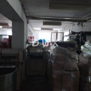VIŠKOVO- veliko gospodarsko imanje, tri stambene jedinice, poslovni prostor, gospodarske zgrade, vinski podrum, velika okućnica...