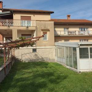 VIŠKOVO- veliko gospodarsko imanje, tri stambene jedinice, poslovni prostor, gospodarske zgrade, vinski podrum, velika okućnica...
