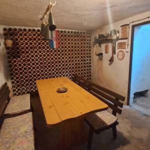 VIŠKOVO- veliko gospodarsko imanje, tri stambene jedinice, poslovni prostor, gospodarske zgrade, vinski podrum, velika okućnica...