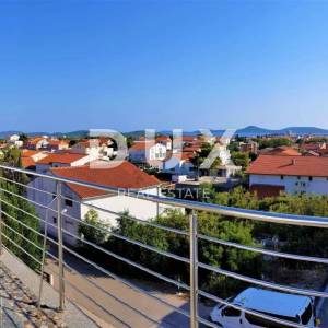 VODICE - dvoetažni stan, 105 m2 s panoramskim pogledom na otoke!