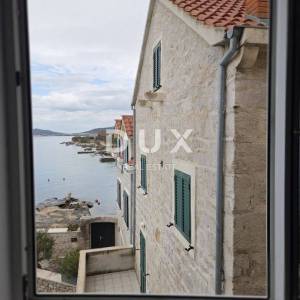 VODICE, PRVIĆ ŠEPURINE - kamena kuća prvi red do mora s panoramskim pogledom na obližnje otoke