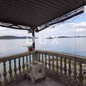 VODICE, PRVIĆ ŠEPURINE - kamena kuća prvi red do mora s panoramskim pogledom na obližnje otoke
