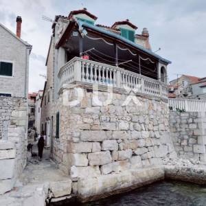 VODICE, PRVIĆ ŠEPURINE - kamena kuća prvi red do mora s panoramskim pogledom na obližnje otoke