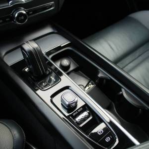 Volvo XC60 B4 2.0D AWD R-Design AUTOMATIK *LED, NAVIGACIJA, KAMERA*