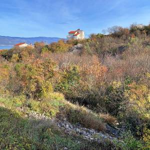 Vrbnik, građevinsko zemljište s prekrasnim pogledom na more!