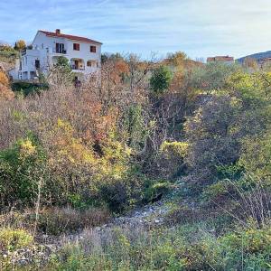 Vrbnik, građevinsko zemljište s prekrasnim pogledom na more!